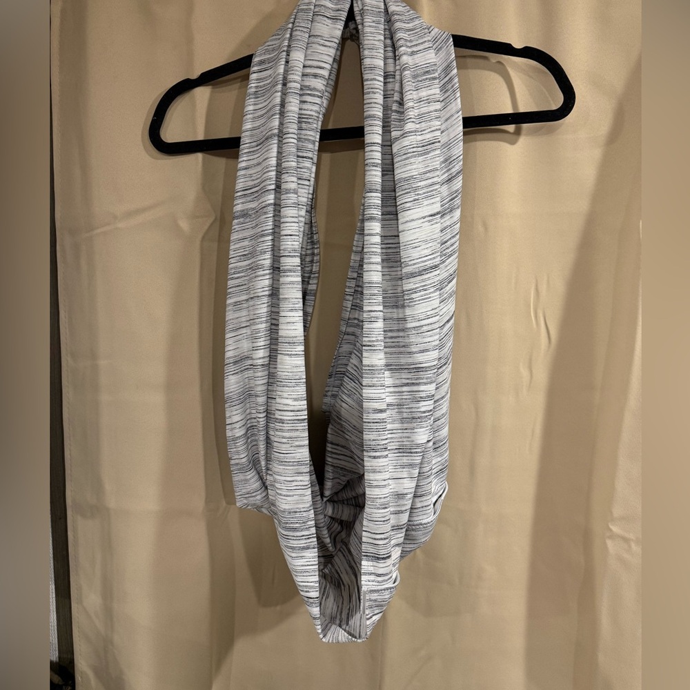 LULULEMON Vinyasa Convertible Scarf - discontinued- white and grey